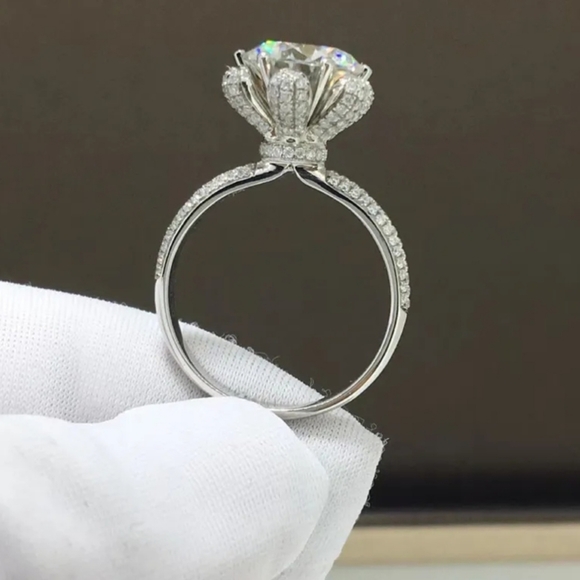 Certified Stunning Classic Round Moissanite Engagement Ring - Picture 4 of 7